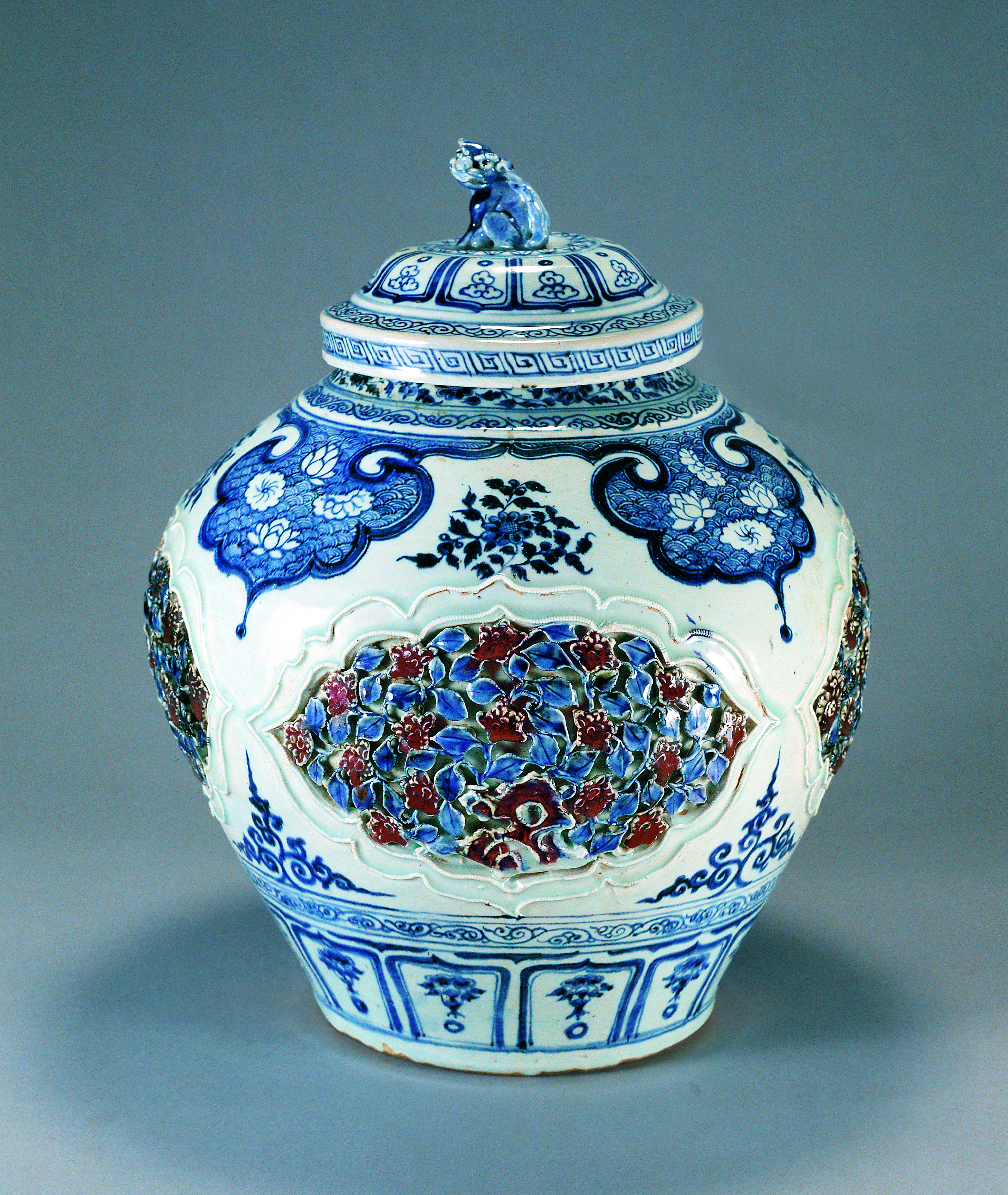 Blue-and-white covered Jar with open-worked underglaze Red Flower design